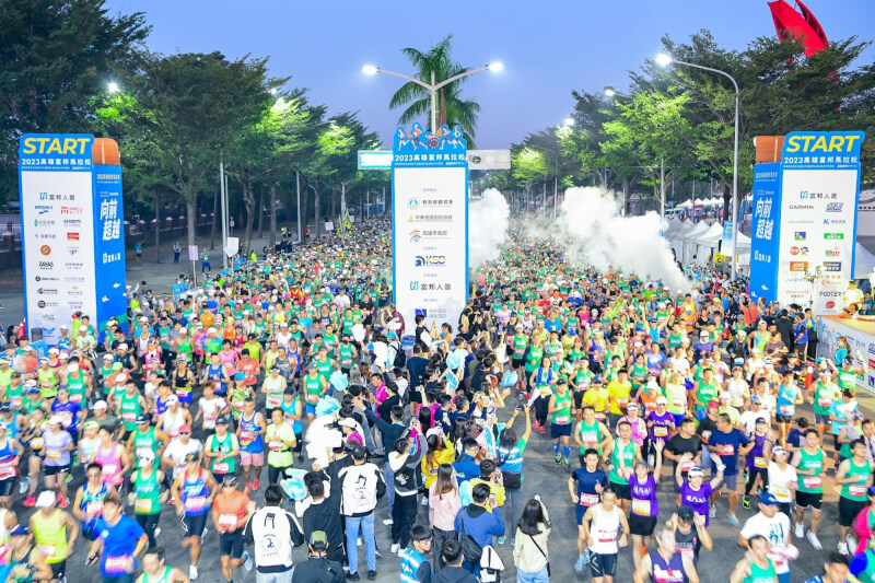 2023高雄富邦馬拉松吸引超過1萬名跑者同場競速。（圖取自facebook.com/khmarathon）