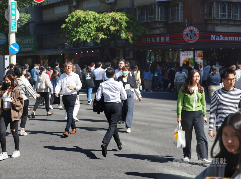 圖為台北內湖科技園區中午時外出用餐、買飯的上班族。（中央社檔案照片）