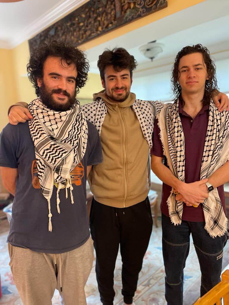 在美國念大學的3名巴勒斯坦學生25日在佛蒙特州遭槍擊，3人傷勢不一，正在接受治療。（圖取自twitter.com/hzomlot）