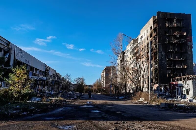 圖為8日烏國東部城鎮阿夫迪夫卡遭俄羅斯襲擊，街上建物嚴重受損。（路透社）
