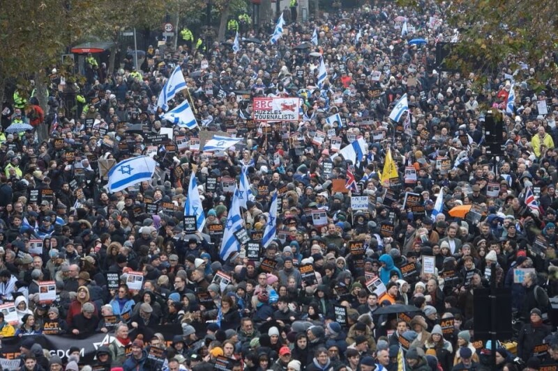 5萬示威者26日在倫敦街頭遊行抵制反猶暴行。（路透社）