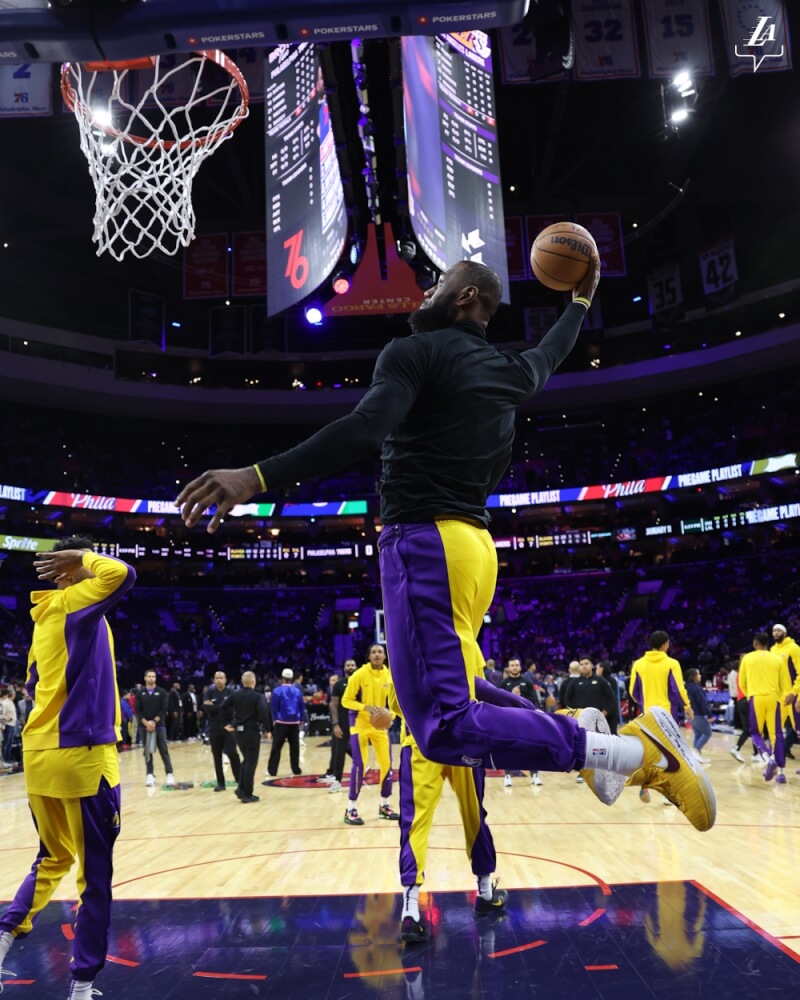 NBA洛杉磯湖人球星詹姆斯（持球者）生涯總出場時間超越傳奇球星賈霸的6萬6297分鐘，登史上第1。（圖取自twitter.com/Lakers）