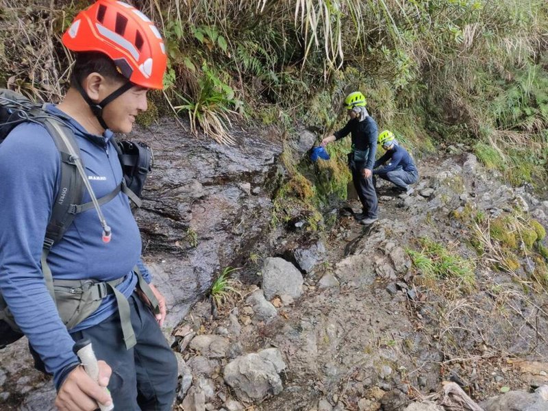 來台觀光的2名法國登山客23日前往屏東縣霧台鄉霧頭山登山失聯，警消搜救行動進入第3天，28日分成路面3組人員徒步前進。（屏東消防局提供）中央社記者李卉婷傳真 112年11月28日