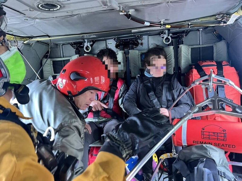 2名法國登山客前往屏東霧頭山登山失聯，11月28日空勤總隊直升機發現2人，吊掛救起後送高雄小港醫院。（屏東縣消防局提供）