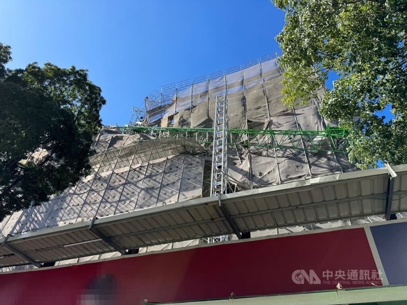 新北市林口區文化二路二段88巷內某工地建案,28日發生起重車吊臂倒塌意外,造成工地鷹架受損。(翻攝照片)中央社記者王鴻國傳真 112年11月28日