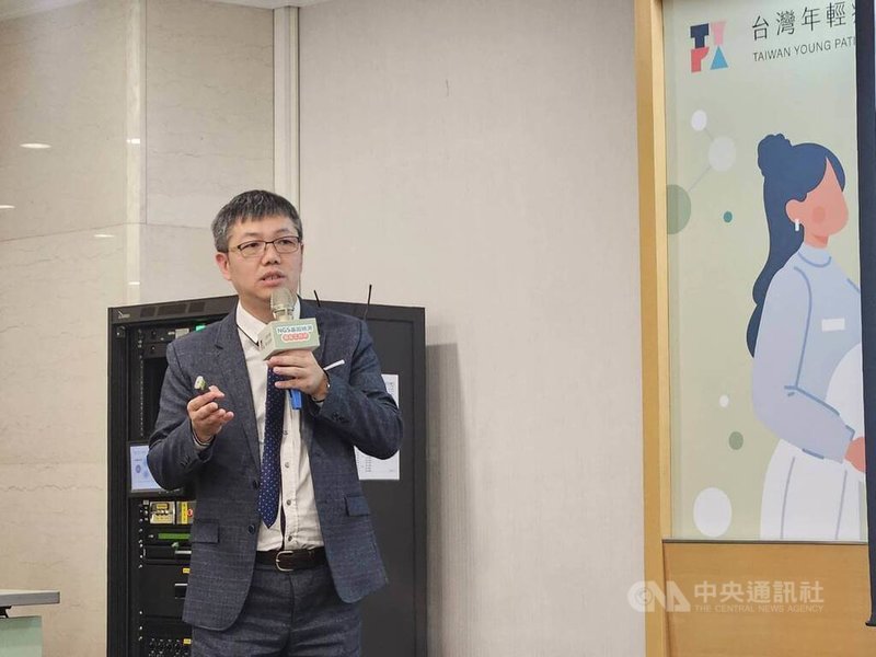 癌症治療次世代基因定序(NGS)部分納健保在即,台北榮總腫瘤醫學部藥物治療科主治醫師劉峻宇28日提醒,NGS檢測基本套餐不能僅限健保已支付藥物對應位點,應該要以國際治療指引為準。中央社記者陳婕翎攝 112年11月28日