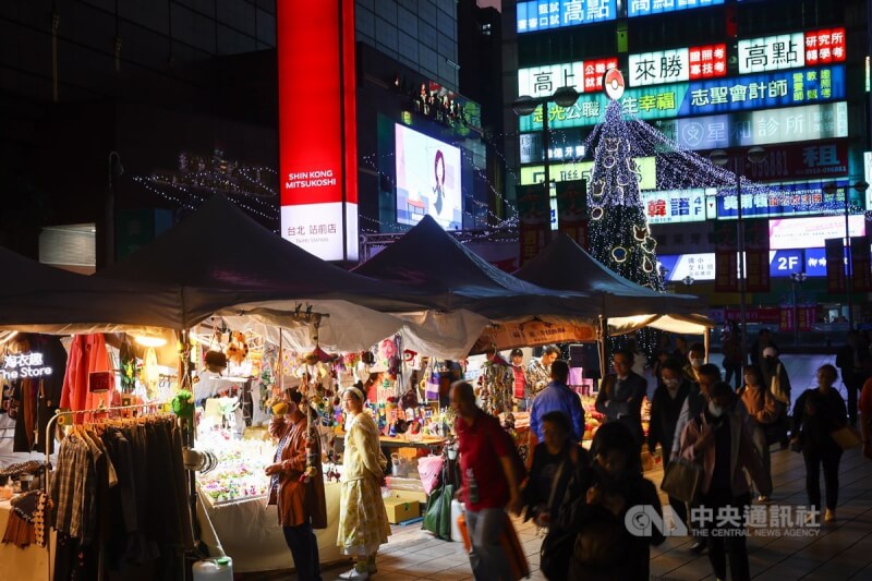 圖為28日台北車站前市集生意冷清來客零星。中央社記者王騰毅攝 112年11月28日