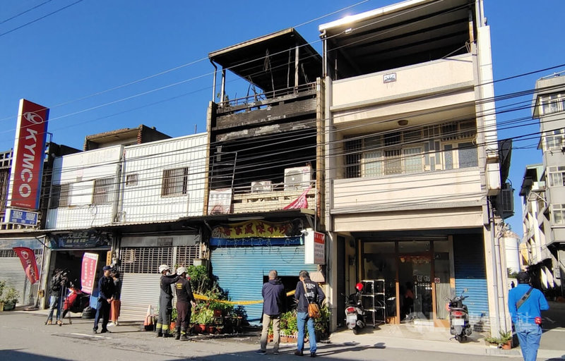 苗栗縣頭份市1棟經營越南小吃店的民宅28日凌晨大火，消防局獲報趕抵救援，陸續抬出3大2小共5人，都已無生命跡象，送醫皆被宣告不治。中央社記者管瑞平攝 112年11月28日