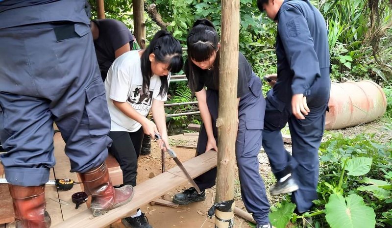 教育部112學年度共投入新台幣約1000萬元，補助194校的原住民族社團課程。圖為基隆市八斗高中師生一同建造原民傳統建築，強化原民文化學習環境。（教育部提供）中央社記者陳至中台北傳真 112年11月28日