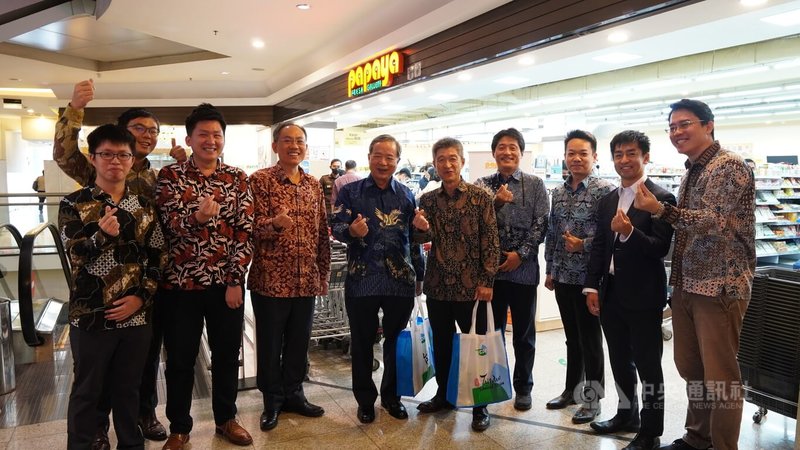 印尼Papaya超市總裁市原和雄（前排右5）、日本駐印尼大使館人員、駐印尼代表陳忠（前排左4）及駐印尼技術團團長高祥泰（前排右3）及團員28日出席台灣蔬菜上架Papaya超市儀式。中央社記者李宗憲雅加達攝 112年11月28日