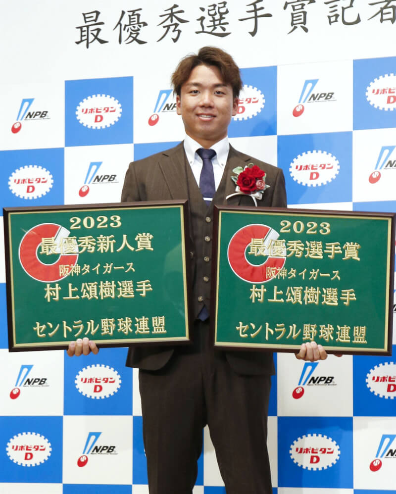 NPB AWARDS 28日在東京都內舉行，阪神虎隊投手村上頌樹一人包辦中央聯盟最有價值球員（MVP）及新人王。（共同社）