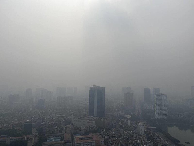 越南首都河內市29日一度成為全球空氣污染第2嚴重的城市，僅次於巴基斯坦的拉合爾。有民眾29日中午從自家大樓望向距離約600公尺的越南電視台，只見越南電視台被霧霾包圍。（民眾提供）中央社記者陳家倫河內傳真  112年11月29日