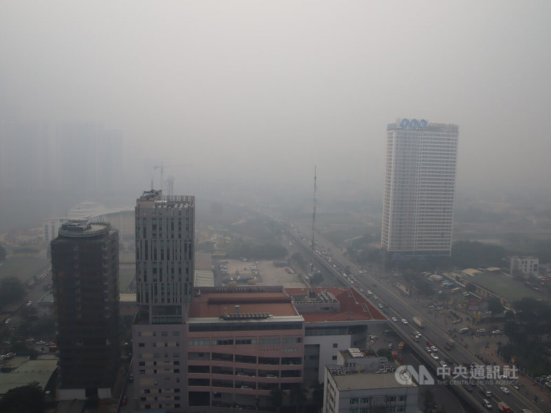 越南首都河內市正在經歷入秋之後最嚴重的空氣污染，29日一度名列全球空氣品質第2糟的城市，照片左前方以往清晰可見的河內市第一高樓Landmark 72於29日上午9時直接消失在霧霾中。中央社記者陳家倫河內攝  112年11月29日