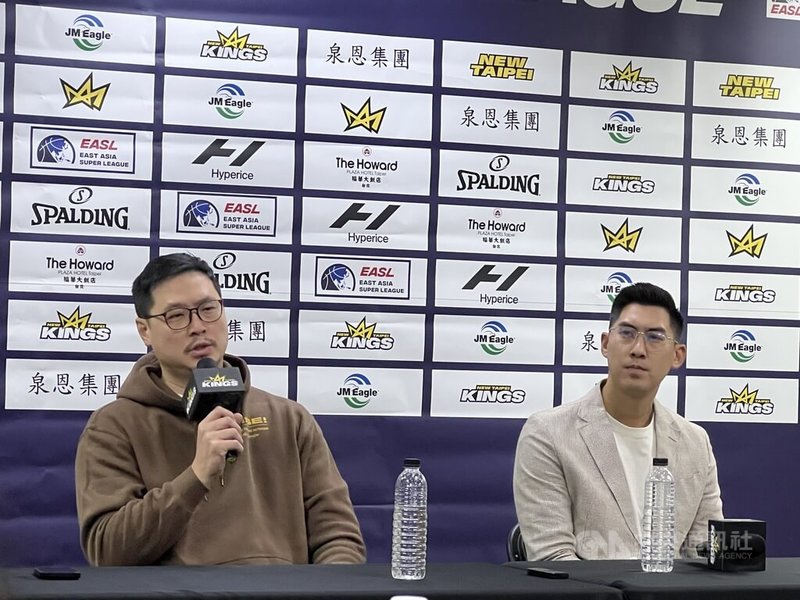 台灣職籃P. LEAGUE+新北國王球星楊敬敏因婚外情離隊,後來停薪2個月、遭禁賽15場,29日在東亞超級聯賽復出,國王執行長陳信生(左)表示,我們決定可能不是完美的,可是我們要支持他回來球場,「這是最好的方法支持他和家人」。中央社記者黃巧雯攝 112年11月29日