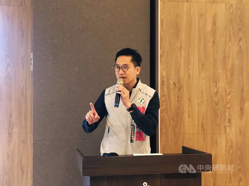 針對新竹縣市政府近日簽署大新竹輕軌計畫合作備忘錄(MOU),民進黨立委參選人曾聖凱29日指出,新竹軌道建設計畫始終面臨運量不足問題,縣市政府應要設法解決,不要只在選舉期間以輕軌議題來操作。中央社記者郭宣彣攝 112年11月29日