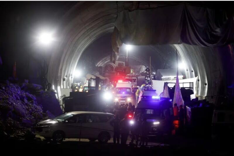 印度北阿坎德省烏塔卡西縣一條修建中的隧道，12日發生坍塌意外，41工人受困，28日全數獲救。（路透社）