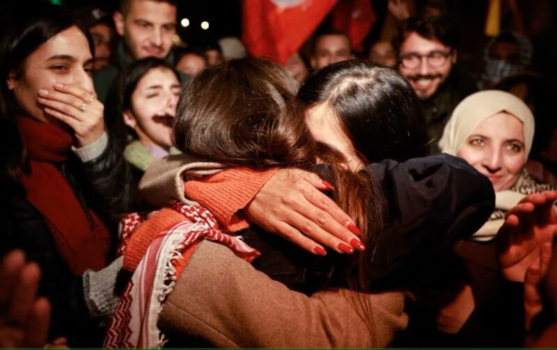 圖為28日巴勒斯坦囚犯獲得釋放後，與親友激動擁抱。（路透社）