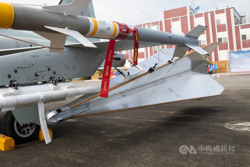 守護台海空防逾47年F-5戰機已解除戰備任務，在尚未有電子靶年代，若要進行空對空射擊訓練，則由F-5掛載被稱為是木頭靶的箭靶系統（左下）升空。中央社記者游凱翔攝  112年11月29日