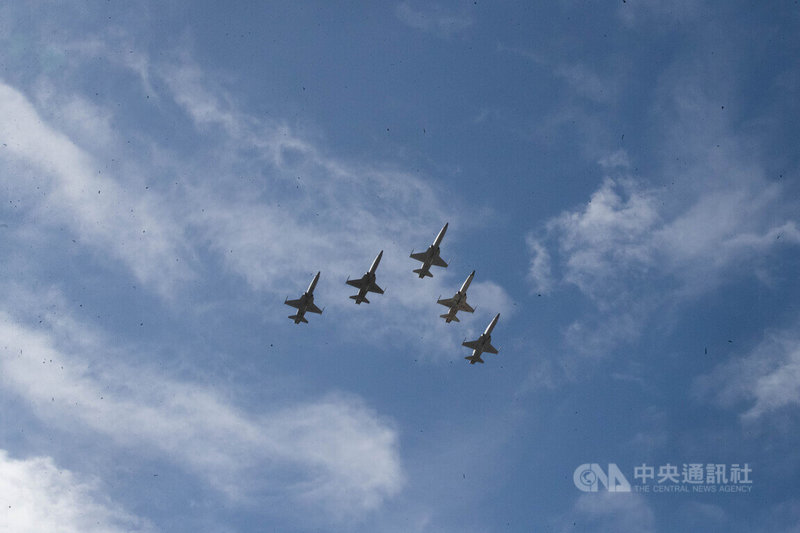 守護台海空防逾47年F-5戰機已解除戰備任務，29日在台東志航空軍基地編隊起飛，並以大雁隊形衝場。中央社記者游凱翔攝  112年11月29日