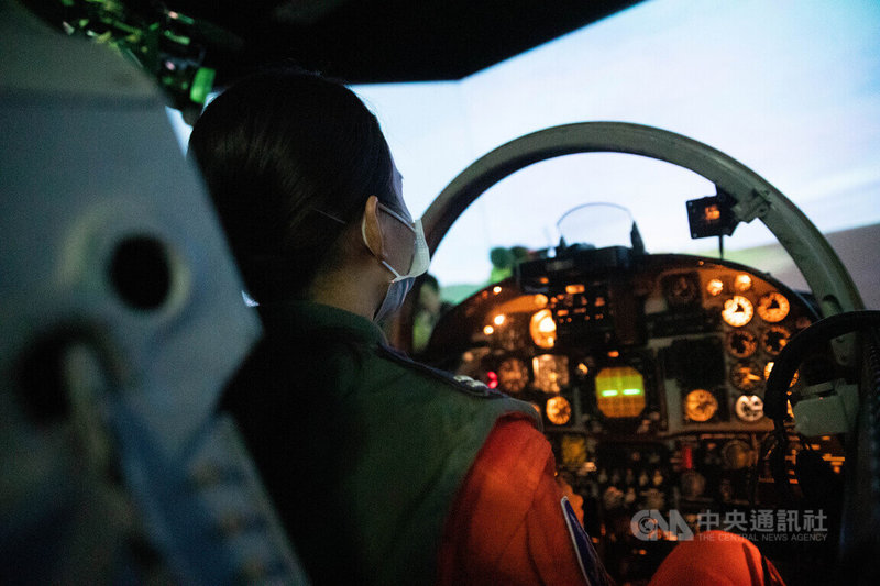 守護台海空防逾47年F-5戰機已解除戰備任務，圖為飛行員操作F-5型機模擬機。中央社記者游凱翔攝  112年11月29日