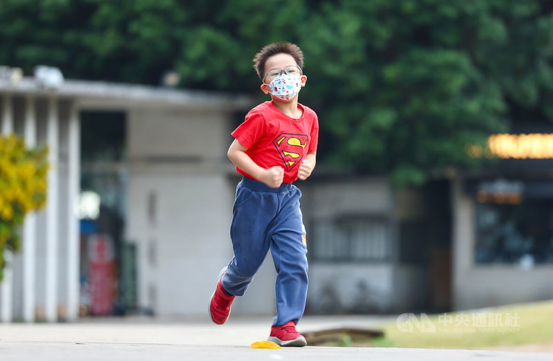 中國黴漿菌等呼吸道疾病激增引發關注，台灣也出現病例，衛福部食品藥物管理署29日表示，黴漿菌兒童用藥azithromycin懸液用粉劑用量增加，雖增加輸入1.3倍仍供不應求，已大量生產或輸入。圖為台北市中正區兒童外出配戴口罩。中央社記者王騰毅攝  112年11月29日