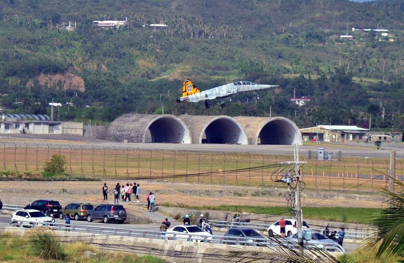 空軍F-5E/F戰機日前解除戰備任務，預計113年第1季除役，29日和勇鷹高教機在空軍志航基地衝場演出，吸引不少軍事迷到場。中央社記者盧太城台東攝  112年11月29日