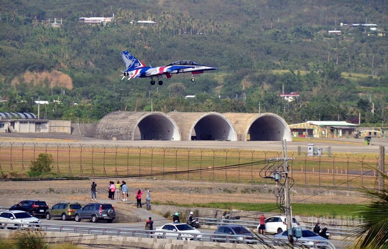 空軍F-5E/F戰機日前解除戰備任務，預計113年第1季除役，29日和勇鷹高教機在空軍志航基地衝場演出。圖為勇鷹高教機進入台東志航基地。中央社記者盧太城台東攝  112年11月29日