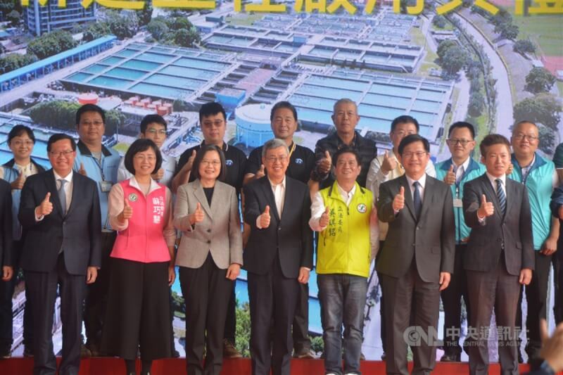 台灣自來水公司板新給水廠2.4萬立方公尺清水池啟用典禮29日舉行,總統蔡英文(前左3)、行政院長陳建仁(前左4)、副院長鄭文燦(前左1)與民進黨立委吳琪銘(前右3)、蘇巧慧(前左2)等出席。中央社記者黃旭昇新北攝 112年11月29日