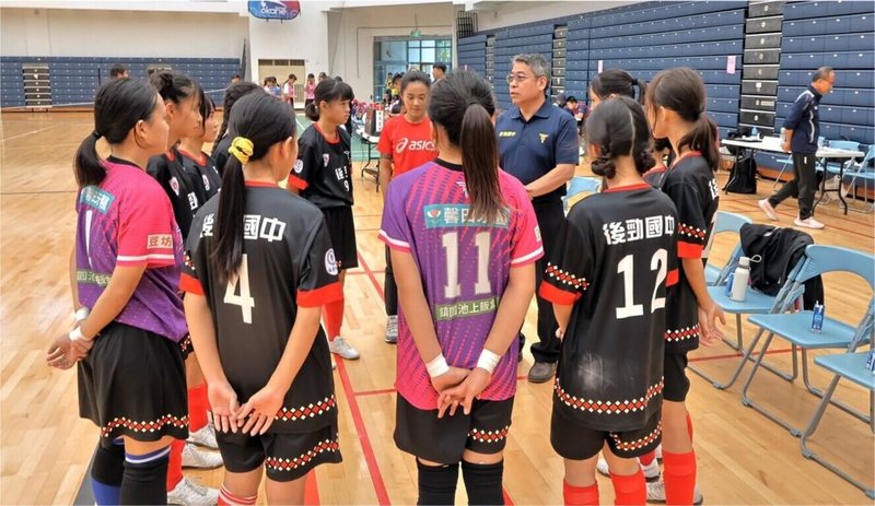 高雄市後勁國中女子足球隊在112年中等學校5人制足球聯賽南區預賽，以全勝之姿奪南區預賽冠軍。（後勁國中提供）中央社記者林巧璉傳真 112年11月29日