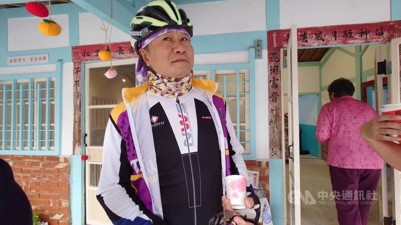 嘉義縣東石港墘社區老宅整修打造為長輩安心照顧基地「港墘暖一點」,29日揭牌啟用,老宅屋主林春龍(圖前)說,期待未來社區的長輩都在這裡幸福生活。中央社記者蔡智明攝 112年11月29日