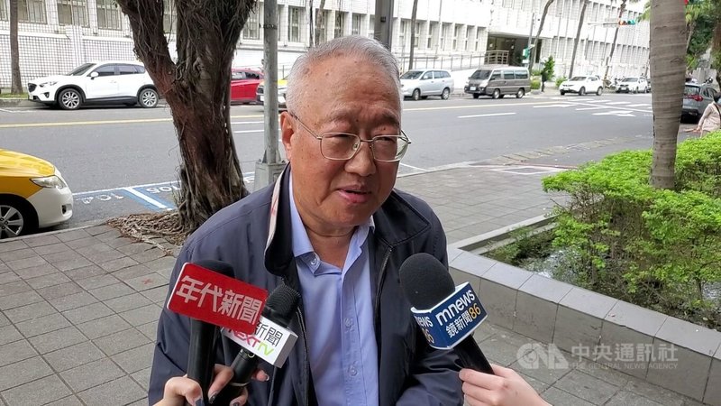 中影董事長郭台強指控導演魏德聖欠款新台幣4500萬元，魏德聖資產遭查封，雙方各執一詞。魏德聖控告郭台強詐欺、背信、偽造文書、侵占等罪。台北地檢署29日傳喚郭台強（圖）出庭說明。中央社記者林長順攝 112年11月29日