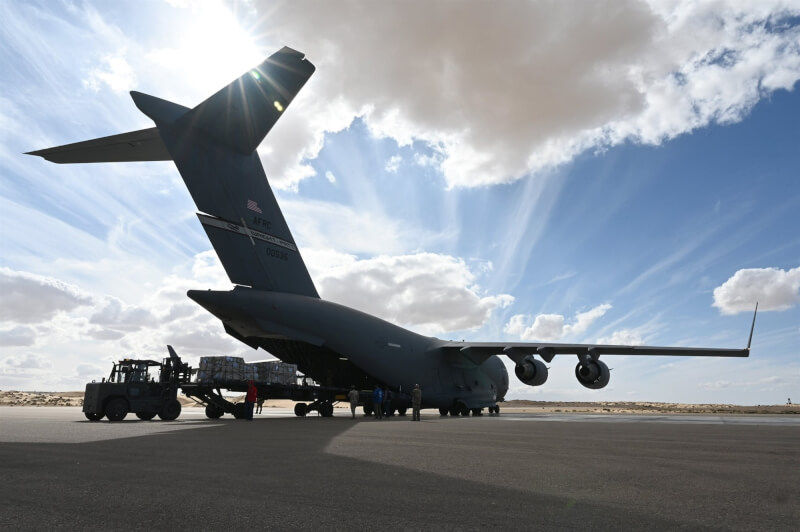 美國空軍C-17運輸機載有醫療補給品和即食食品，運送至埃及。（圖取自facebook.com/USAID）