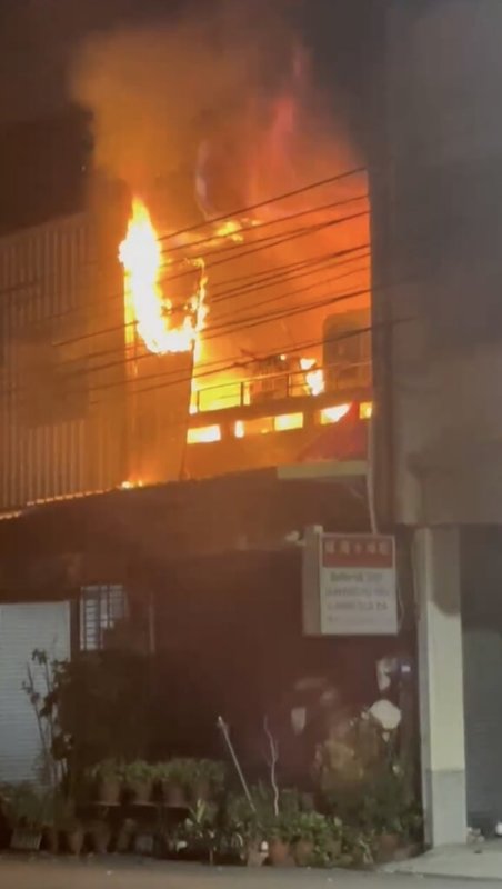 苗栗縣頭份市中華路一間越南小吃店28日凌晨冒出火舌,火勢一發不可收拾,造成屋主一家4口在內5死悲劇,警消根據火流方向及相關跡證勘查,初步研判起火點在1樓。圖為28日火警現場。(民眾提供)中央社記者管瑞平傳真 112年11月29日