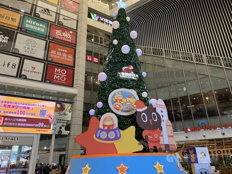耶誕節將至,位於台中市東區的大魯閣新時代購物中心設置12公尺高「宇宙喵KURORO耶誕樹」,歡迎民眾前來拍照打卡抽好禮。中央社記者郝雪卿攝 112年11月30日