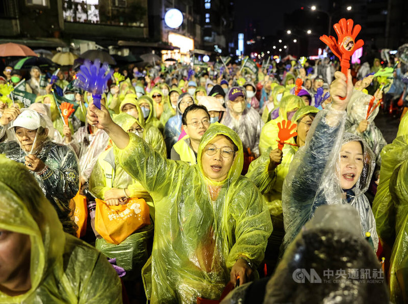 民進黨台北市立委參選人許淑華30日晚間舉行競選總部成立大會，雖然現場下起陣雨，支持民眾仍穿著雨衣熱情相挺。中央社記者鄭清元攝  112年11月30日