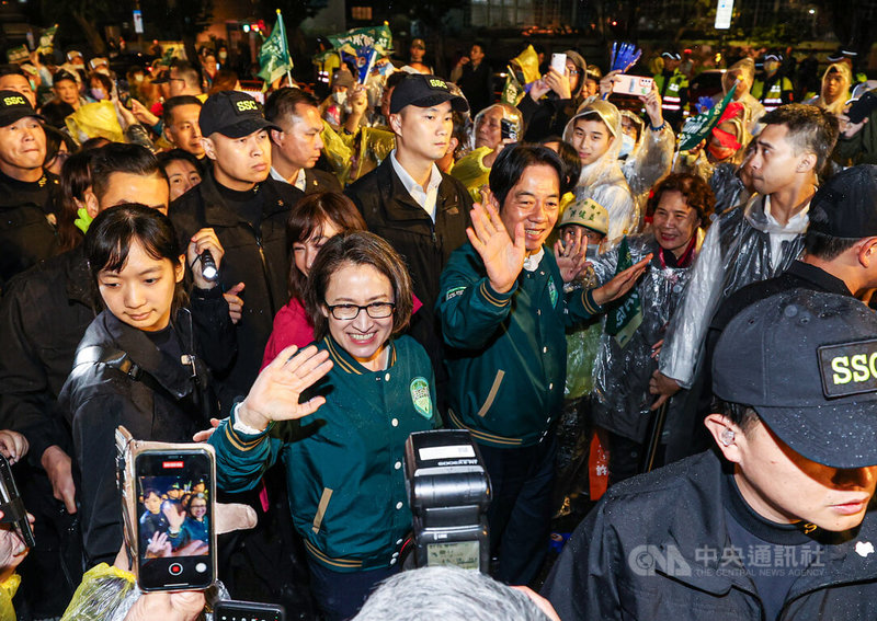 民進黨總統參選人賴清德（綠衣右）、副總統參選人蕭美琴（綠衣左）30日晚間再度合體，出席黨籍立委參選人許淑華聯合競選總部成立大會，入場時受到民眾夾道歡迎。中央社記者鄭清元攝  112年11月30日