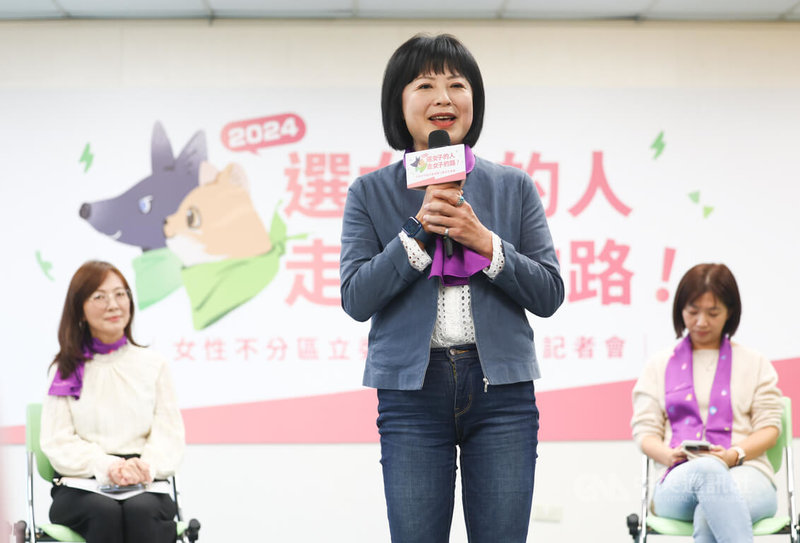 民進黨30日在中央黨部舉行「2024選好的人，走好的路」女性不分區立委參選人聯合記者會，靖娟基金會執行長林月琴（中）現身分享參選理念。中央社記者王騰毅攝  112年11月30日