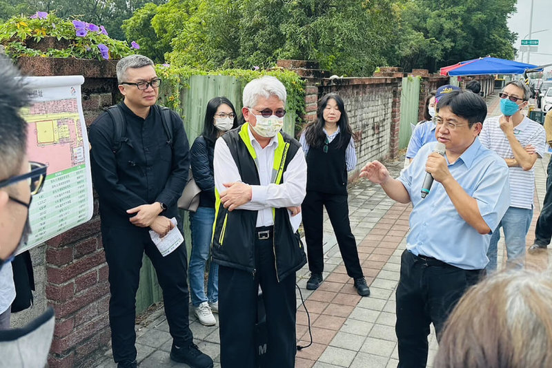 民進黨立委郭國文30日下午安排內政部國土管理署長吳欣修(前右)等人前往台南市官田區,進行公辦社會住宅選址會勘。吳欣修表示,將儘快提出官田地區興建社會住宅報告,提出後立即進行用地取得程序。(郭國文服務處提供)中央社記者楊思瑞台南傳真 112年11月30日