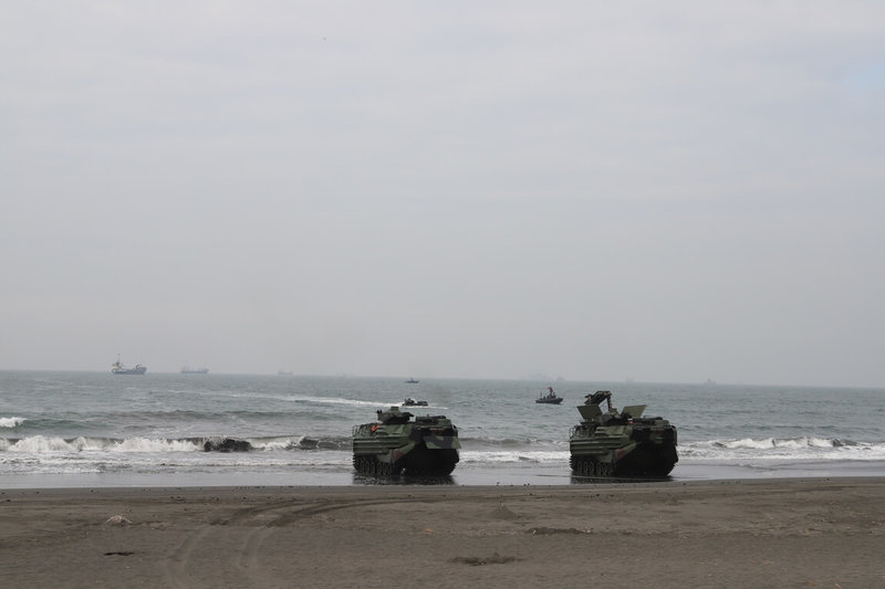 海軍第151艦隊及海軍陸戰隊30日在高雄西子灣沙灘舉行「紅色海灘」專案操演，AAV-7兩棲突擊車從西子灣外海往沙灘方向搶灘。（民眾提供）中央社記者蔡孟妤傳真  112年11月30日