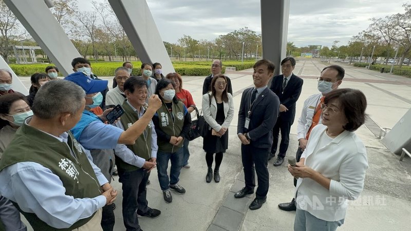 高鐵雲林站載運人次高於彰化及苗栗站，每到假日常一票難求，民進黨立委蘇治芬（右）30日邀集相關單位會勘、討論，許多民眾也到場關心。中央社記者姜宜菁攝  112年11月30日