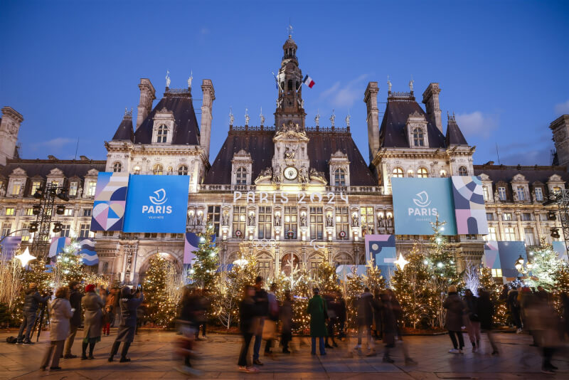 圖為巴黎市政廳28日點亮以奧運為主題的耶誕燈飾。（美聯社）