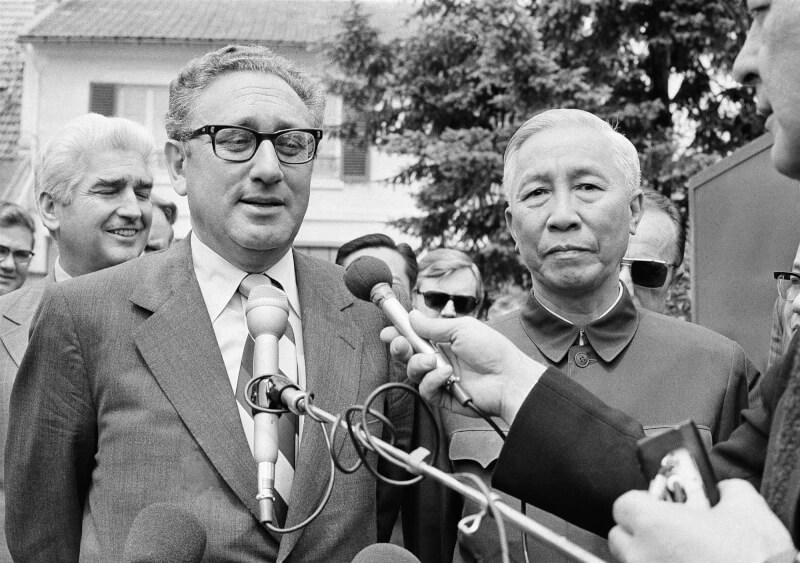 1973年1月季辛吉（前左）透過巴黎談判在越南達成停火協議，並因此與北越談判代表黎德壽（前右）同獲諾貝爾和平獎。（美聯社）