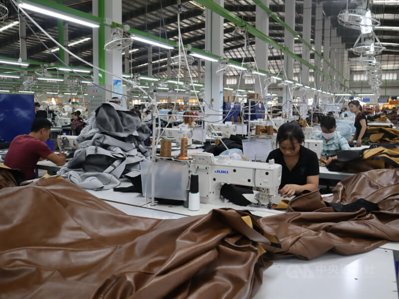 圖為越南同奈省一間台資家具工廠，越籍工人在車縫沙發皮。（中央社檔案照片）