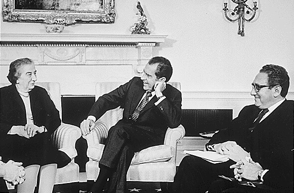 1973年3月1日季辛吉（右）與時任美國總統尼克森（中）在橢圓形辦公室會面時任以色列總理梅厄夫人（左）。（圖取自維基共享資源；作者Atkins, Oliver F，版權屬公有領域）