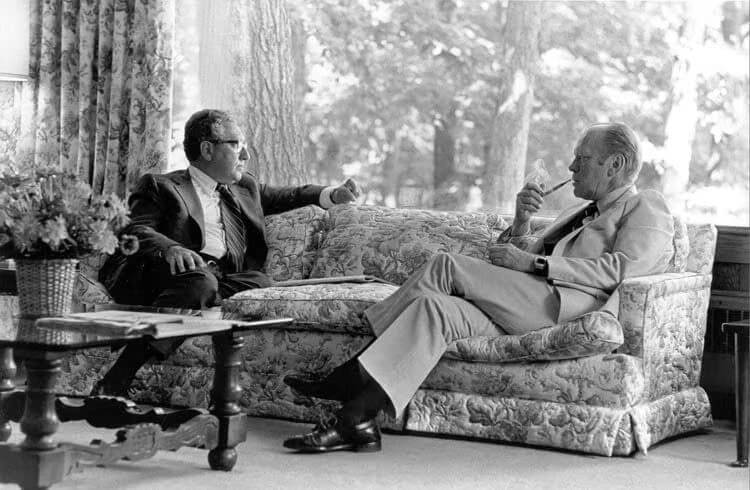 1975年7月5日時任美國總統福特（右）與國務卿季辛吉（左）會談。（Gerald R. Ford Library via 路透社）