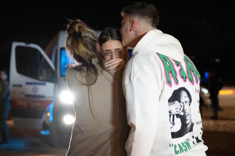 擁有以色列和法國國籍的21歲女子謝姆（中）日前遭哈瑪斯擄走，30日獲釋後與家屬擁抱。（圖取自twitter.com/IsraeliPM）