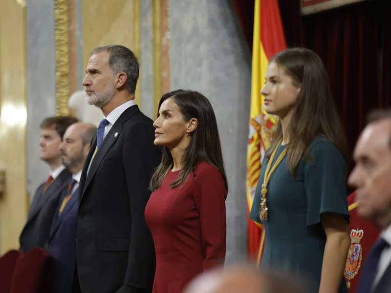 西班牙國會29日舉行開議大典，由國王菲利佩六世（Felipe VI）主持，王后雷蒂西亞（Reina Letizia）和女親王蕾歐諾兒公主（Princesa Leonor）出席。（西班牙國會眾議院提供）中央社記者胡家綺馬德里傳真  112年12月1日