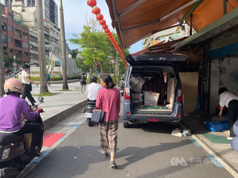 台灣都市不少街道狹小，常見小貨卡卸貨時人車爭道，物流的「最後一哩路」如何轉型，是都市交通減碳關鍵。攝於10月12日。中央社記者田習如台北攝  112年12月1日
