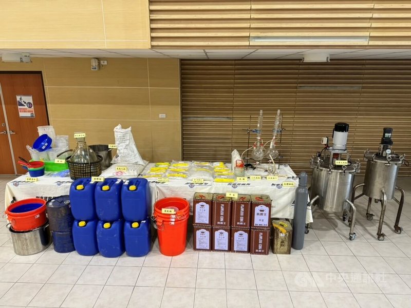 刑事局1日下午宣布破獲製毒集團,指2022年底接獲線報,有製毒集團藏匿在高雄山區,經查留姓男子等2人涉有重嫌,警方掌握情資後前往逮人,並搜出價值約新台幣3450萬元的23公斤安非他命等物。(翻攝畫面)中央社記者劉建邦傳真 112年12月1日