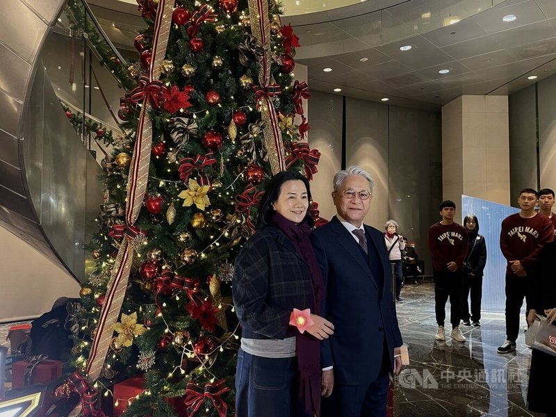 台新金控董事長吳東亮（右）1日與妻子彭雪芬（左）出席「台新金控聖誕祭」點燈儀式，吳東亮表示，此為全台首個達成碳中和的耶誕活動。中央社記者謝方娪攝  112年12月1日